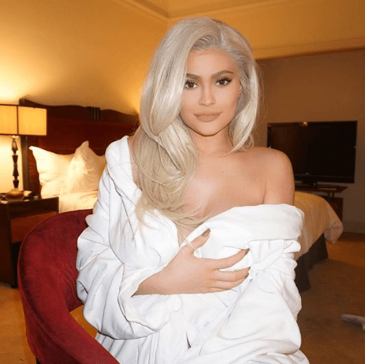 El 26 de marzo de 2018, poco después de convertirse en madre de la pequeña Stormi, Kylie Jenner compartió esta instántanea a la que agregó: "Creo que estaba destinada a ser rubia".