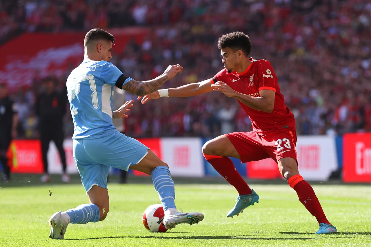 Liverpool aprovechó los espacios aunque Manchester City intentó tratar bien el esférico.
<br>