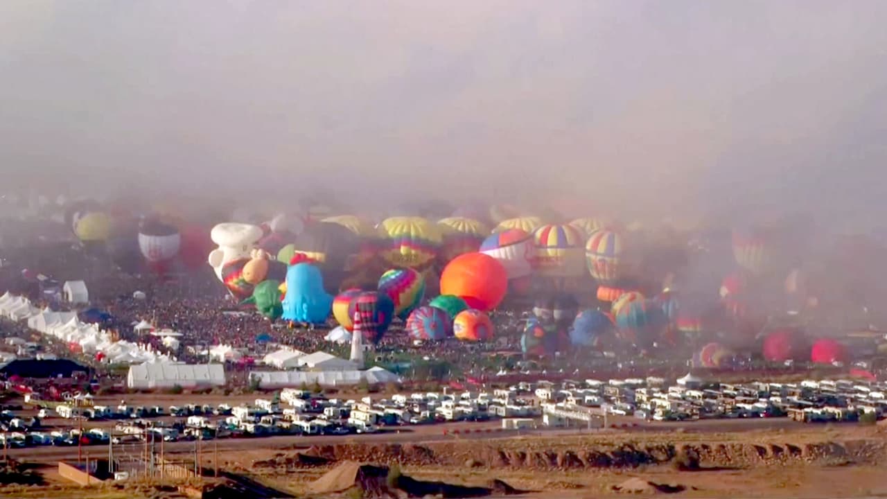 Más de 500 globos provenientes de 17 países se reunieron para un gran vuelo masivo el día inaugural, pero el desarrollo del evento se complicó debido a la niebla y sólo algunos arriesgados pilotos se se atrevieron a despegar.