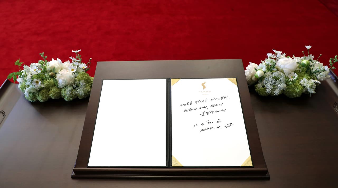 "Una nueva historia comienza ahora. Una era de paz, desde el punto de partida de la historia", ha escrito Kim Jon Un en el libro de visitas.