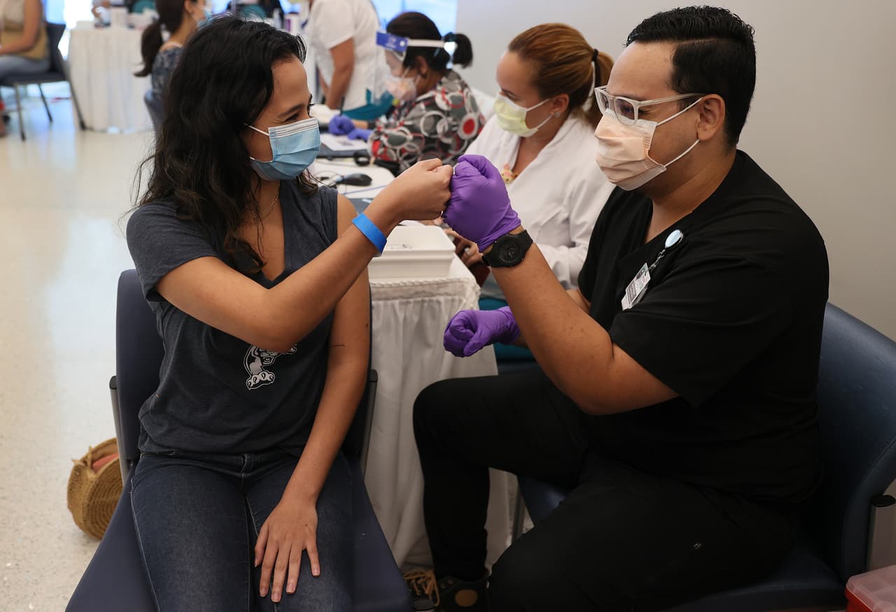 Florida no exigirá prueba de residencia para vacunarse contra el coronavirus en los sitios del estado 