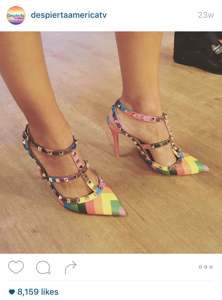 ¡Siempre a la moda! Karlita fue la envidia de muchas al lucir estas hermosas zapatillas.