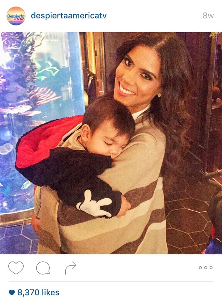 ¡Todo un angelito! Baby Mateo descansa en los brazos de la tía Francisca.