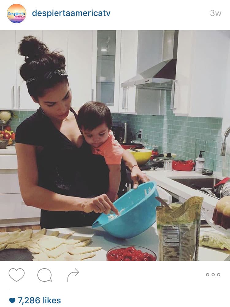 ¡Es un chefcito! Baby Matteo parece encantado por la cocina.