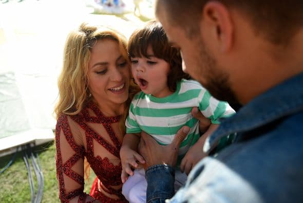 Dejando al nene con Piqué.