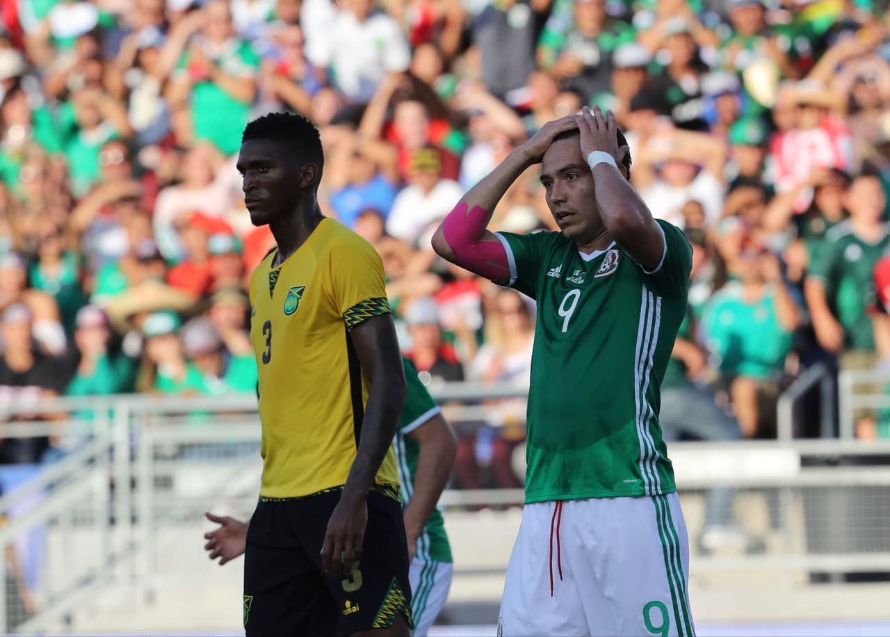 Erick "Cubo" Torres se lamenta tras errar un remate de cabeza sin marca ante el portero. Así no se puede ganar.