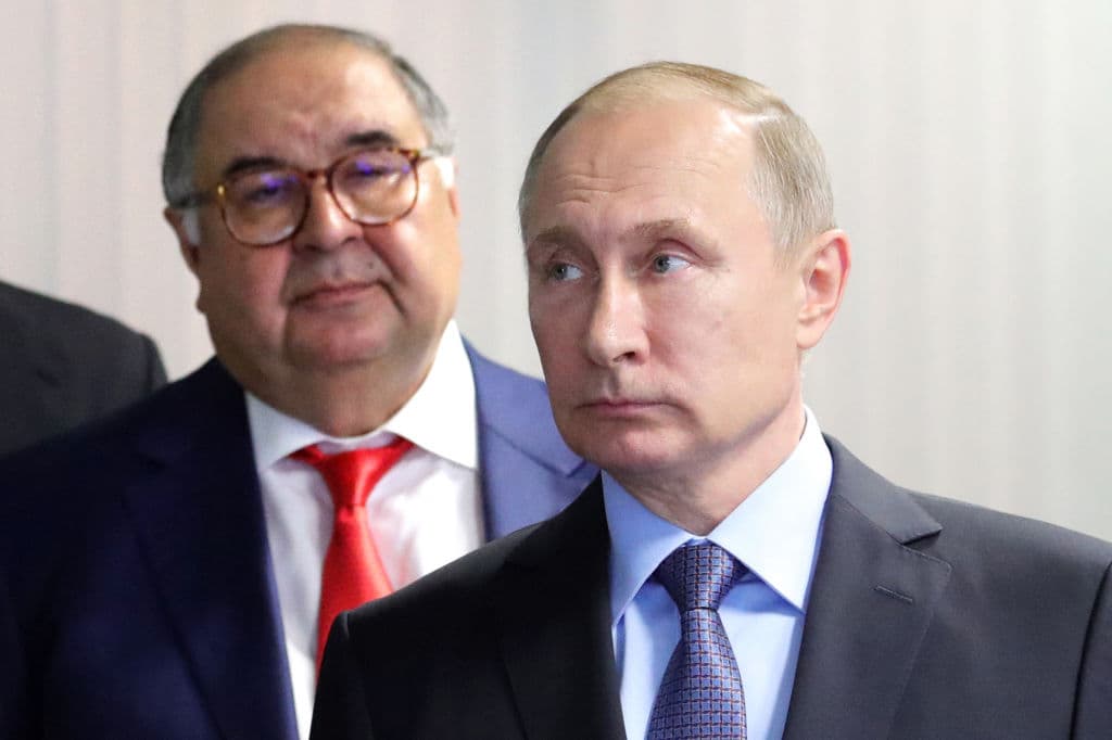 El presidente ruso Vladimir Putin (der) y el fundador de USM Holdings Alisher Usmanov (izq) observan el centro de control del nuevo taller de producción de hierro de Metalloinvest LLC en la región de Belgorod el 14 de julio de 2017.
