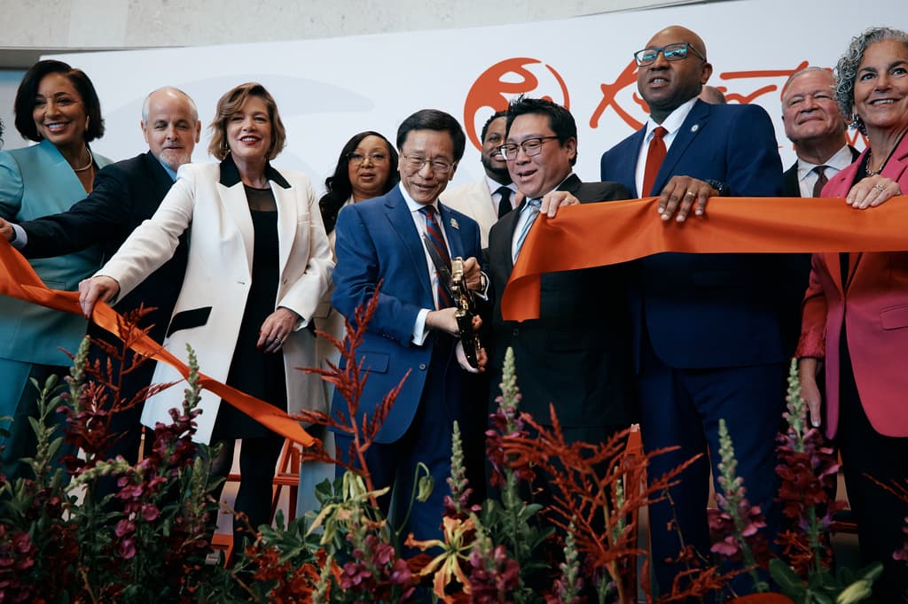 El multimillonario empresario malasio 
<b>Lim Kok Thay,</b> principal inversionista y presidente ejecutivo del conglomerado de casinos y resorts 
<b>Genting Group</b>, cortó la cinta inaugural, el martes 28 de abril. Su plan de desarrollo para el Resorts World New York City, está estimado en $5,500 millones.
<br>
<br>Hasta el momento, se informó, han generado sobre 1,200 trabajos en la zona.