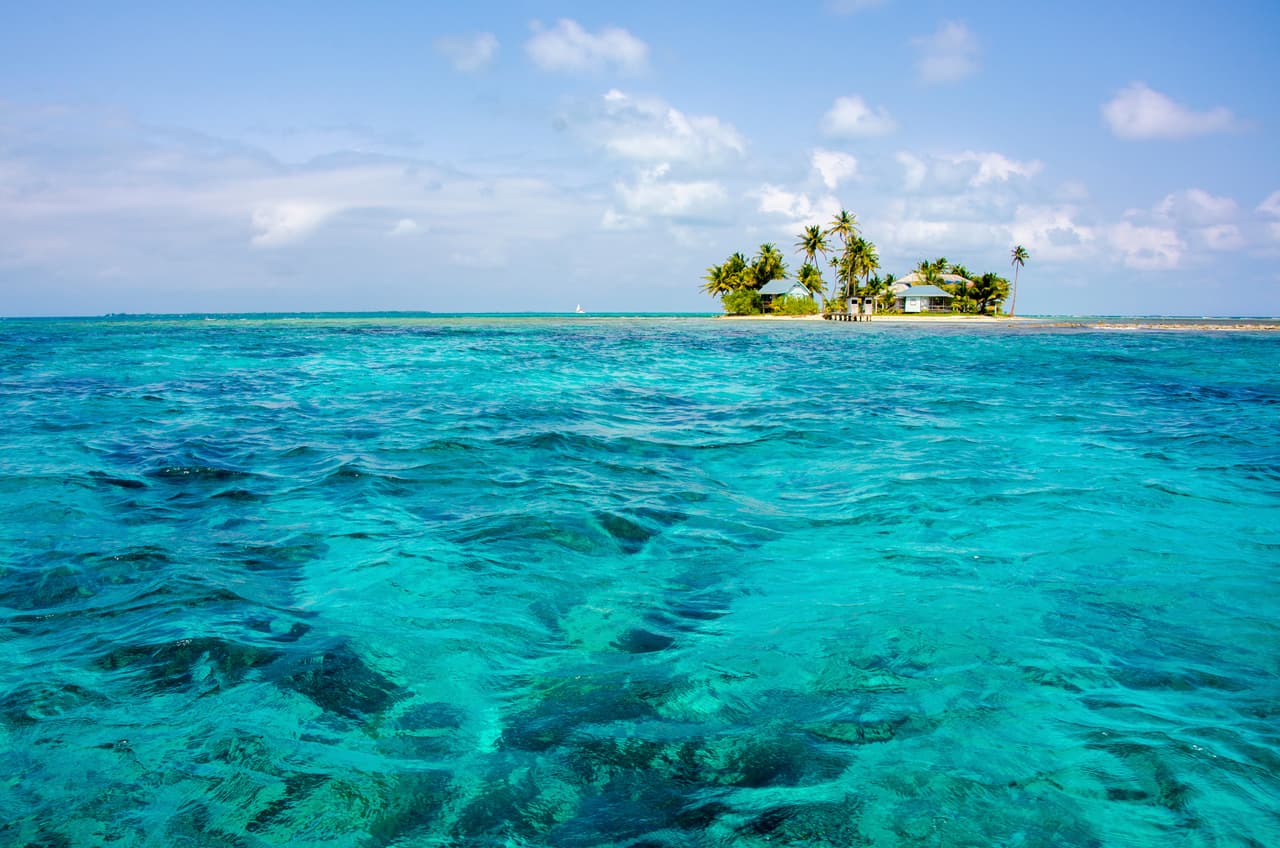 <b>Belice, por su parte, ofrece atractivos muy semejantes a los de la codiciada Riviera Maya</b> (arrecifes rebosantes de vida marina, transparentes playas, ruinas mayas, selva y vida salvaje), aunque, de nuevo resulta increíble la diferencia en costos. | Foto: iStock. 
<br>