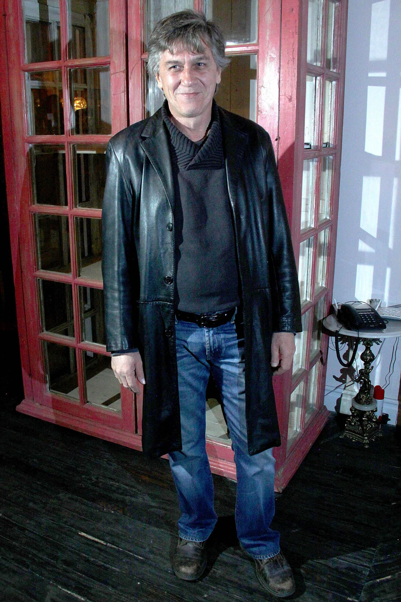 “Lo que siento es una responsabilidad de llevar con dignidad ese apellido (el de su padre Manolo Fábregas) y, digamos, ese legado. Yo más bien trabajo, llego a mi llamado o llego a mi ensayo o llego a mi función y doy lo mejor de mi y me entrego y lo demás ya que lo diga el público”, dijo.