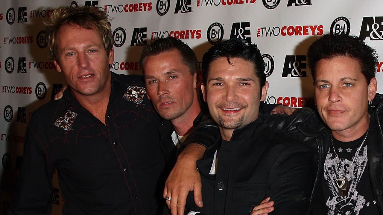 Brooke McCarter, aquí con sus coestrellas en la cinta, Corey Feldman y Corey Haim, comenzó su carrera como modelo. Tenía 52 años al morir.