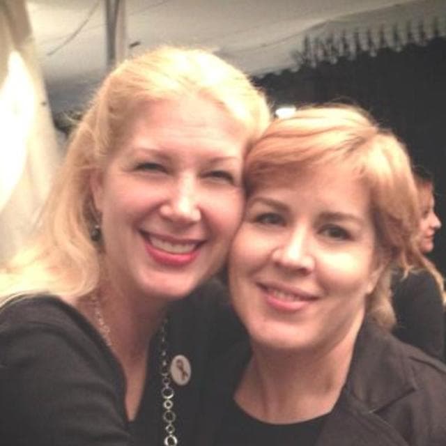 Aquí una imagen donde aparecen Phaedra e Hildergad juntas y fundidas en un abrazo.