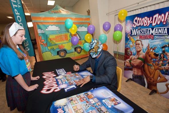 El luchador y la famosa mascota también promovieron la película en DVD que saldrá pronto sobre las aventuras de la pandilla de ‘Scooby’ con los personajes más famosos de la WWE.