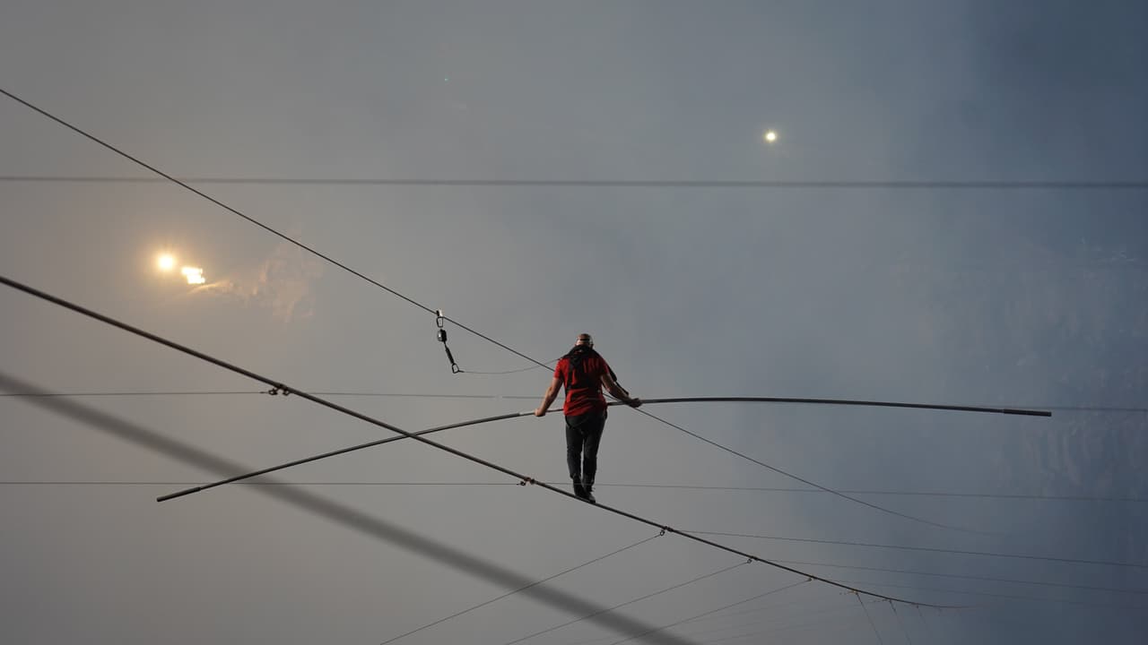El acróbata estadounidense Nik Wallenda atraviesa el cráter de un volcán activo sobre la cuerda floja