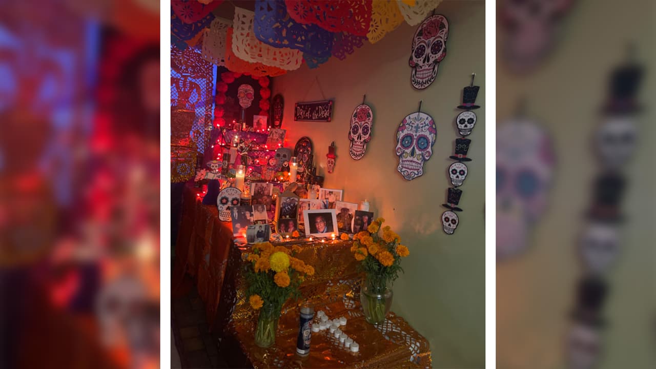 Liliana Samaniego nos comparte su altar, que conserva ya como una tradición de varios años y que comienza varios días antes.
<br>"Este es el sexto año que pongo el altar, siempre empiezo el 28 de octubre y cada día sigo el ritual paso por paso. Las fotos son de nuestros abuelos, tíos, mi hermano y mi padre", cuenta.