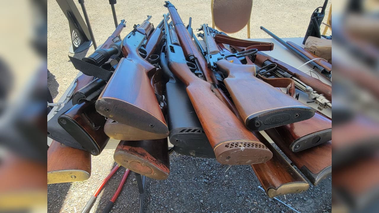 Un participante entregó más de 20 armas de fuego que incluían rifles de alta potencia, una pistola Desert Eagle y una AK-47.
<br>