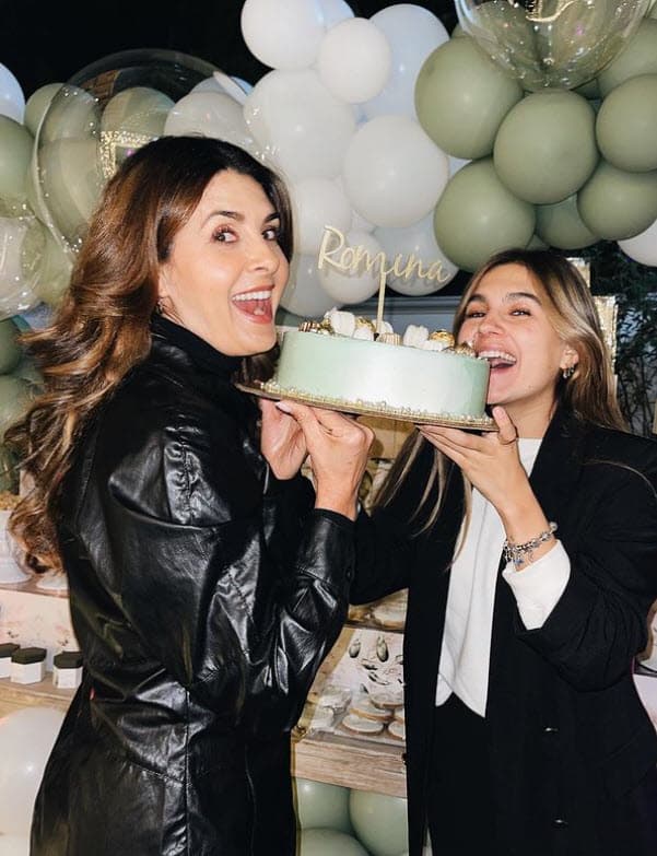 Aunque se desconoce la estatura de Romina, de acuerdo a las fotografías en las que posa con su madre es más bajita que ella. Mayrín Villanueva mide 5' 6" (1.68 metros), según varios medios de comunicación, entre ellos TVNotas.
<br>