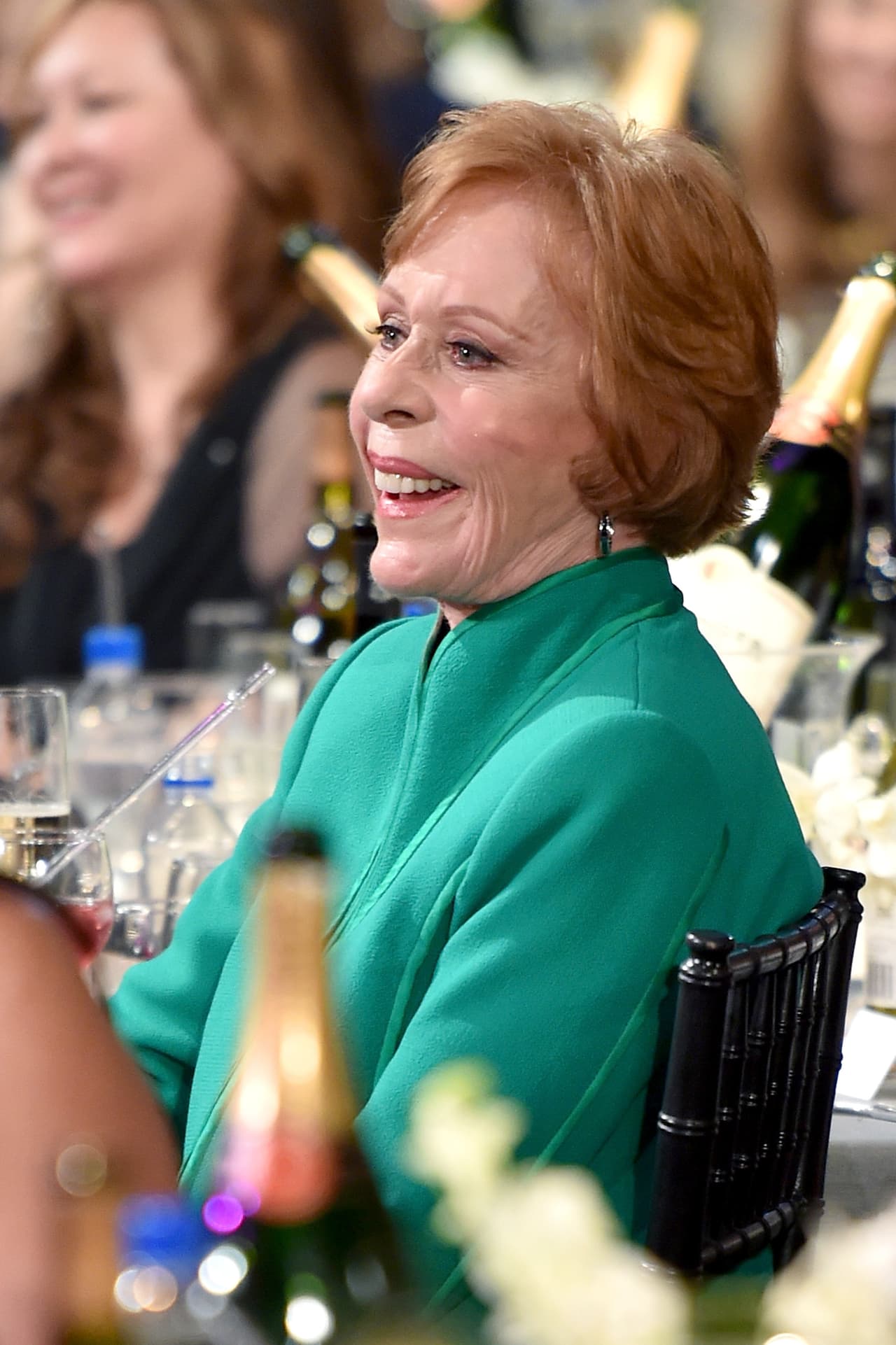 La homenajeada de la noche, Carol Burnett, riendo con la ceremonia