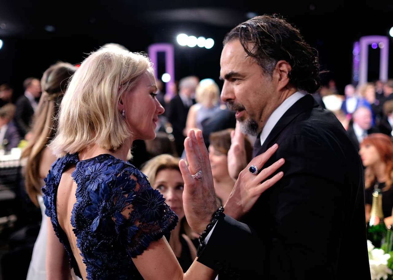 Naomi Watts platicando con su director de 'Birdman', Alejandro G. Iñárritu