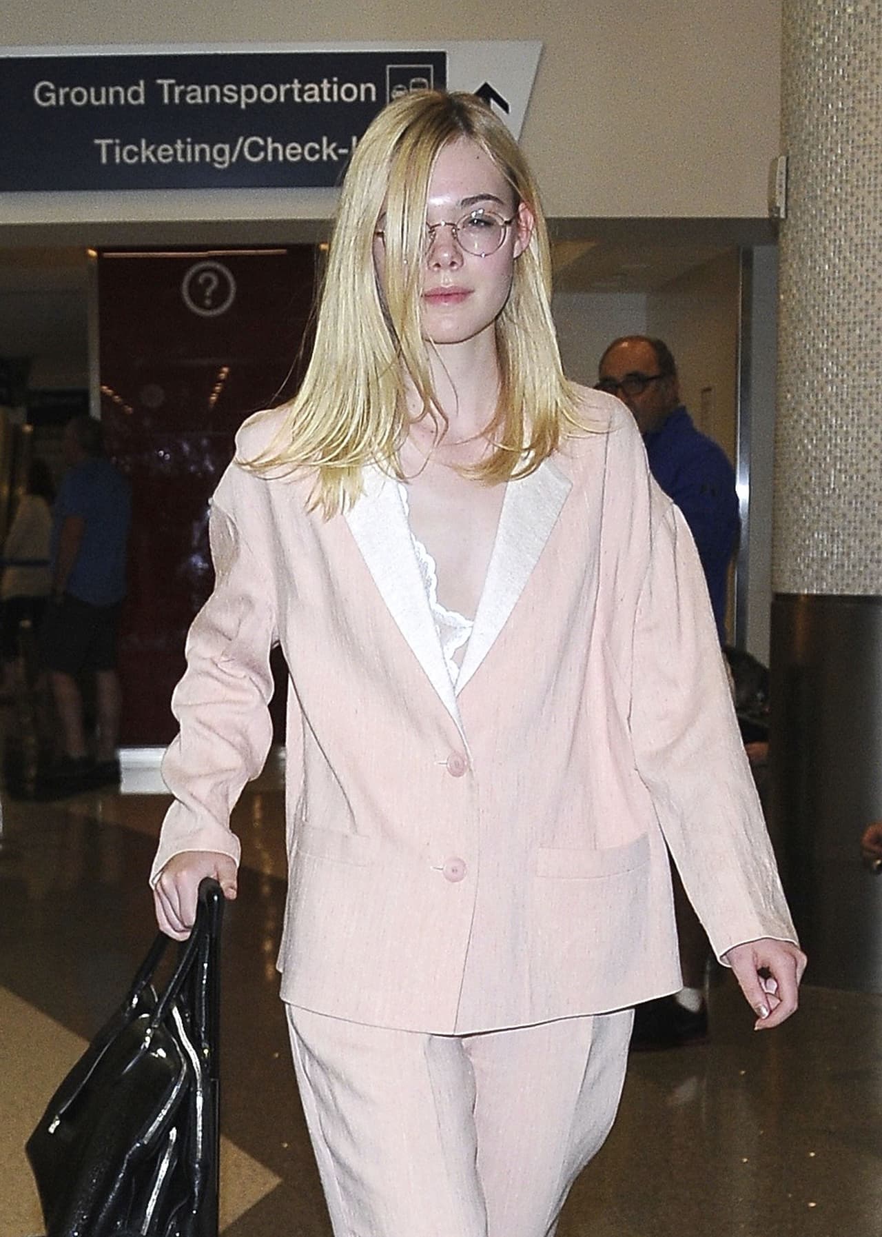 Elle Fanning llegó al aeropuerto de Los Ángeles con un look muy elegante.