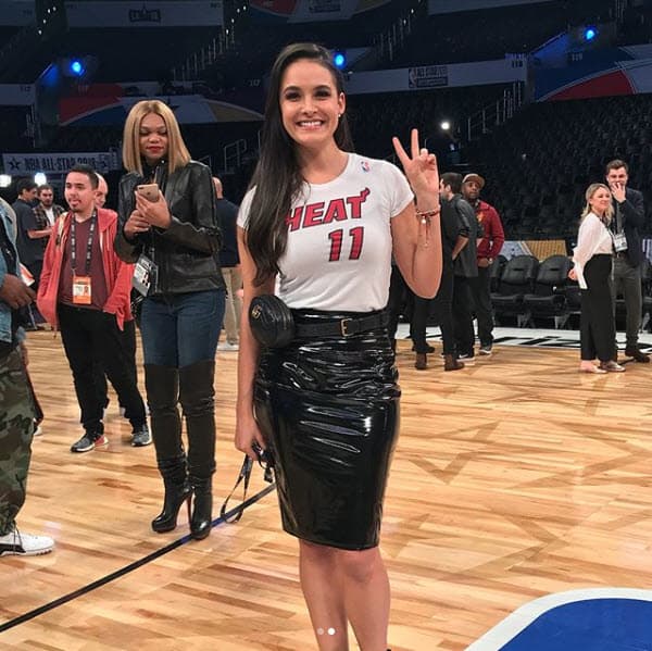 Su especialidad es el básquetbol, por lo que es común verla en eventos de este deporte.