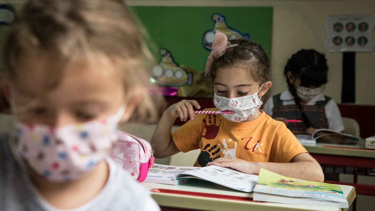 Distrito Escolar de Dallas propone modelo educativo híbrido para preparatorias y una primaria