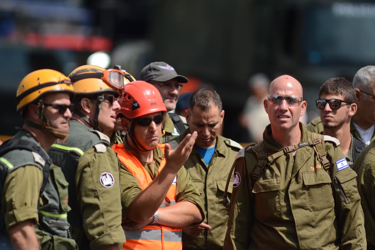 El equipo de rescates de Israel evalúa los daños en un edificio en Álvaro Obregón en la Ciudad de México. La misión israelí está conformada por 70 soldados y miembros de la fuerza aérea. Solo en la capital, las viviendas de unas 2,500 personas sufrieron daños parciales o totales. Muchos llegaron a albergues habilitados desde el primer día de la catástrofe.