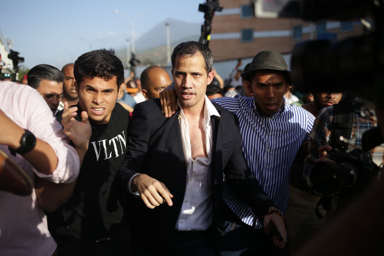 El líder opositor Juan Guaidó, reconocido como presidente interino de Venezuela por más de 50 países, fue agredido este martes por parte de una muchedumbre oficialista que lo esperó en el Aeropuerto Internacional Simón Bolívar cuando regresaba de una gira internacional de 23 días.