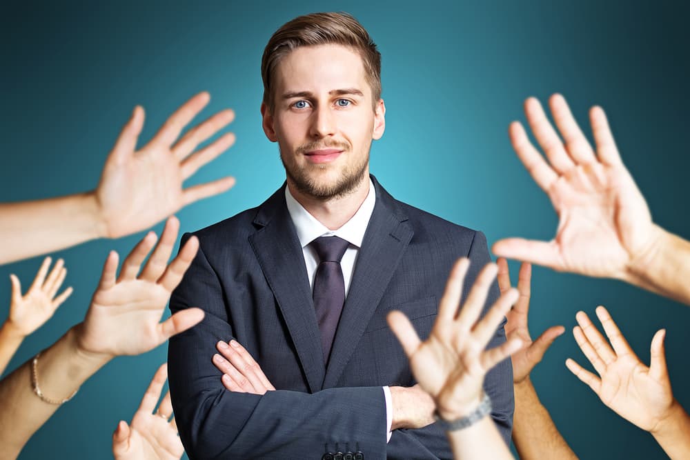 Capricornio. Tu regente es el planeta Saturno. Tus encantos naturales están acentuándose en este período astral que está sucediendo, pero ¡ojo, capricorniano! Si te dejas llevar por los aduladores podrías volverte vano y superficial. Por: Profesor Zellagro