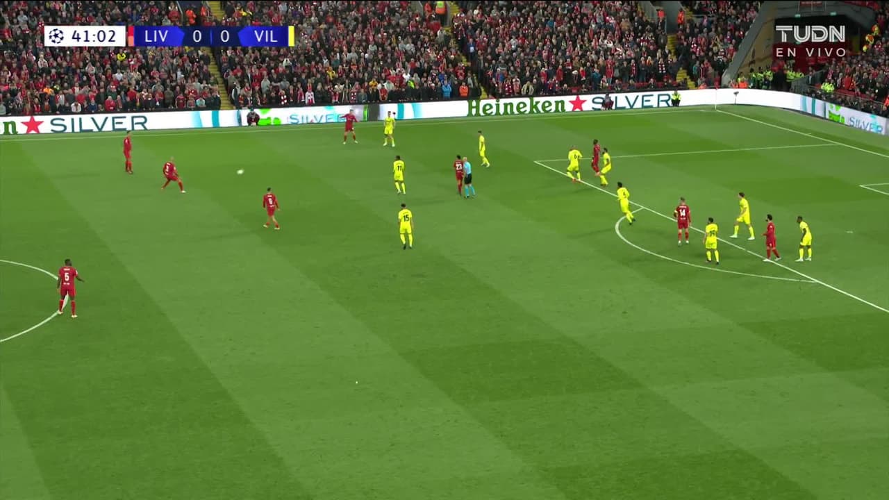 ¡CERCA! Thiago disparó que se estrella en el poste.