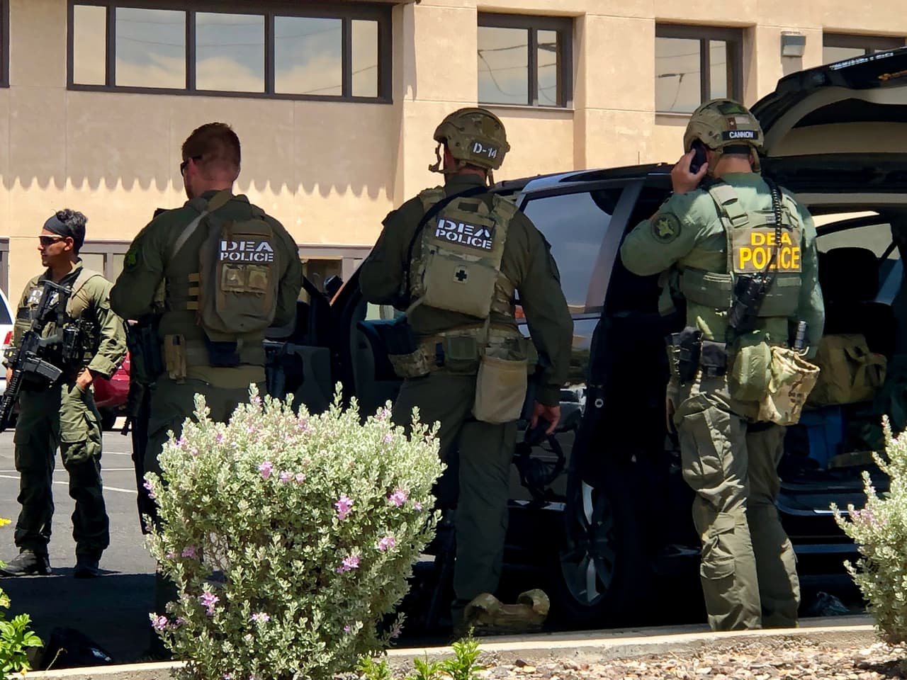 Oficiales de diferentes agencias federales acudieron a la escena del tiroteo ocurrido en una sucursal de la tienda Walmart de El Paso.