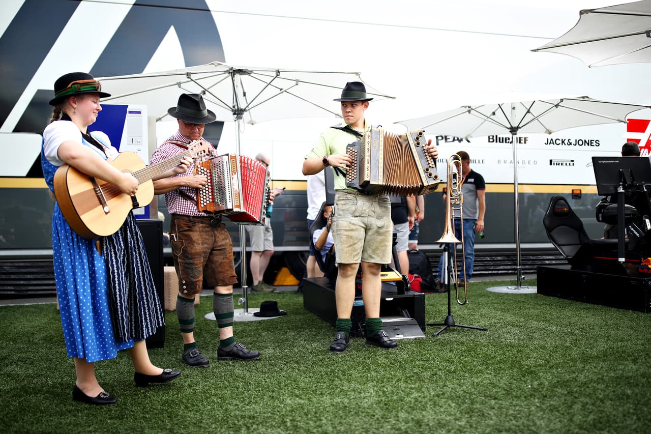La pasión desde los pits, la alegría de los pilotos como el mexicano Sergio Pérez y el colorido tradicional hacen parte de la previa del Gran Premio de Austria de la Fórmula 1.