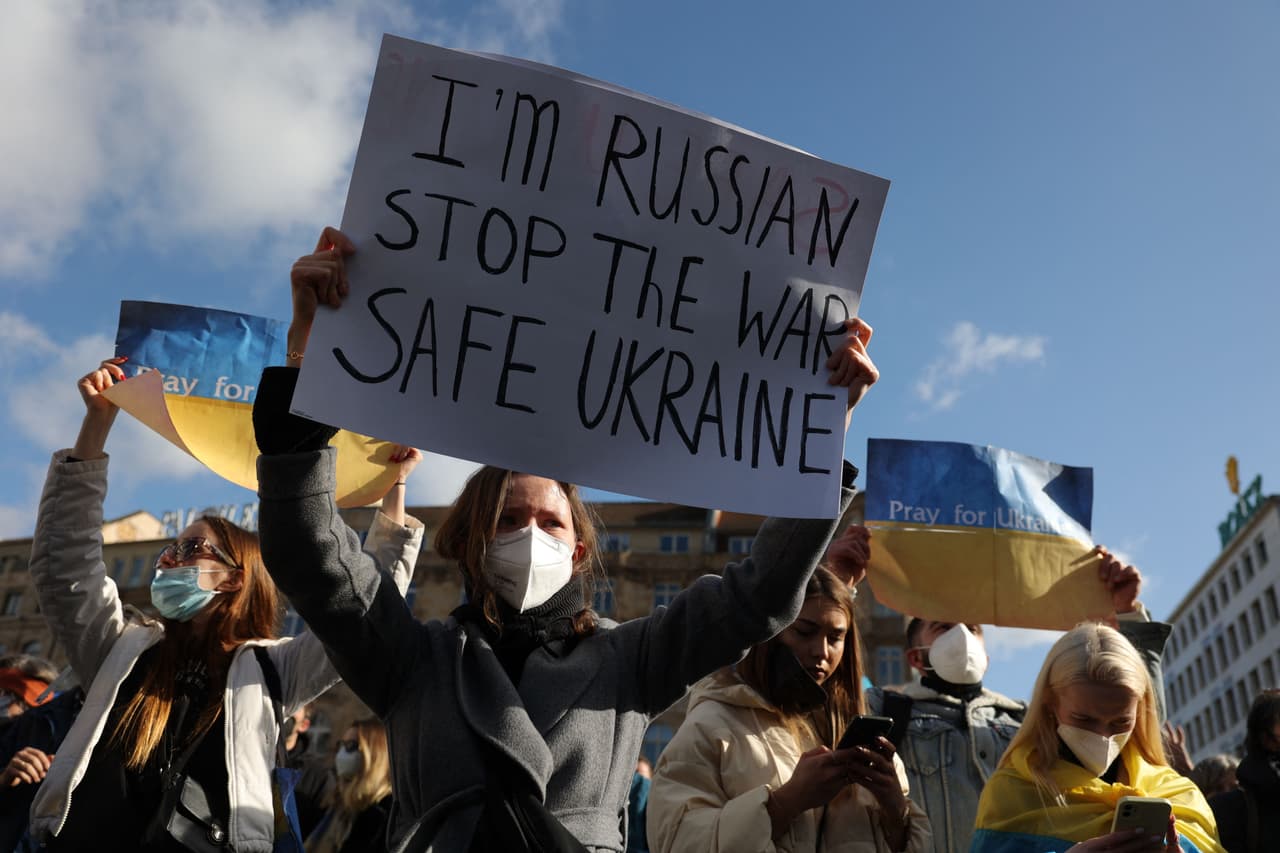 La decisión de Vladimir Putin de invadir a Ucrania ha desatado el rechazo generalizado en el mundo,
<b>con multitudinarias manifestaciones incluyendo en países exsoviéticos.</b> En la imagen, una mujer sostiene un cartel en el que se lee "Soy rusa, detengan la guerra, Ucrania segura".