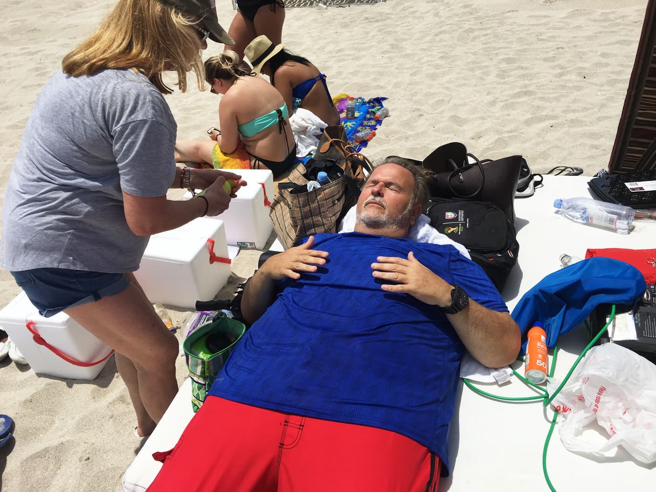 Mientras le retocaban el maquillaje Raúl descansa después de tanto correr
<br>