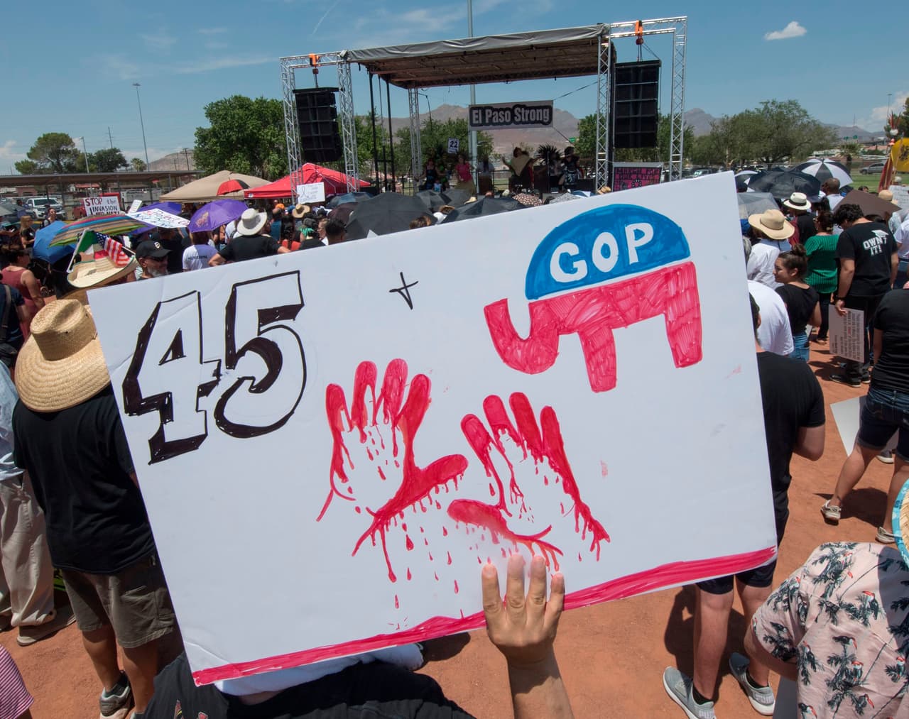El atacante, un hombre blanco de 21 años, aparentemente publicó on line un manifiesto anti-hispano poco antes de empezar a disparar con un fusil tipo AK-47 contra los clientes de una tienda Walmart.