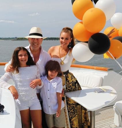 Con un festejo sorpresa organizado desde un día antes por su esposo Tommy Mottola, la protagonista de 'Marimar' recibió esta nueva vuelta al Sol.