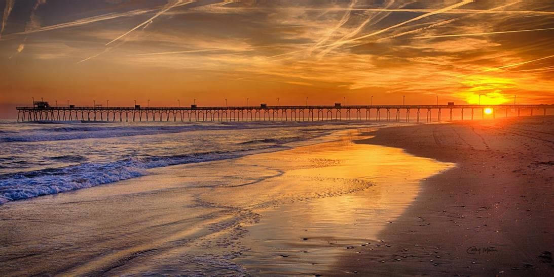 La costa de Carolina del Norte comprende 300 millas de playas, cada una con su propio ambiente único y variedad de cosas para hacer. Y las pintorescas ciudades costeras y un sinfín de actividades garantizan que siempre haya algo nuevo que explorar, así como una nueva perspectiva en un entorno familiar que atrae a los visitantes año tras año.