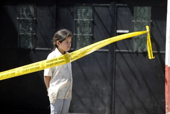 "Los dos fueron vapuleados y linchados. Uno, identificado como Cayetano Jiménez, de 55 años, murió calcinado en el lugar, mientras que Manuel Beteta, de 44, fue rescatado con vida y llevado al Hospital General, con graves quemaduras", precisó la fuente.