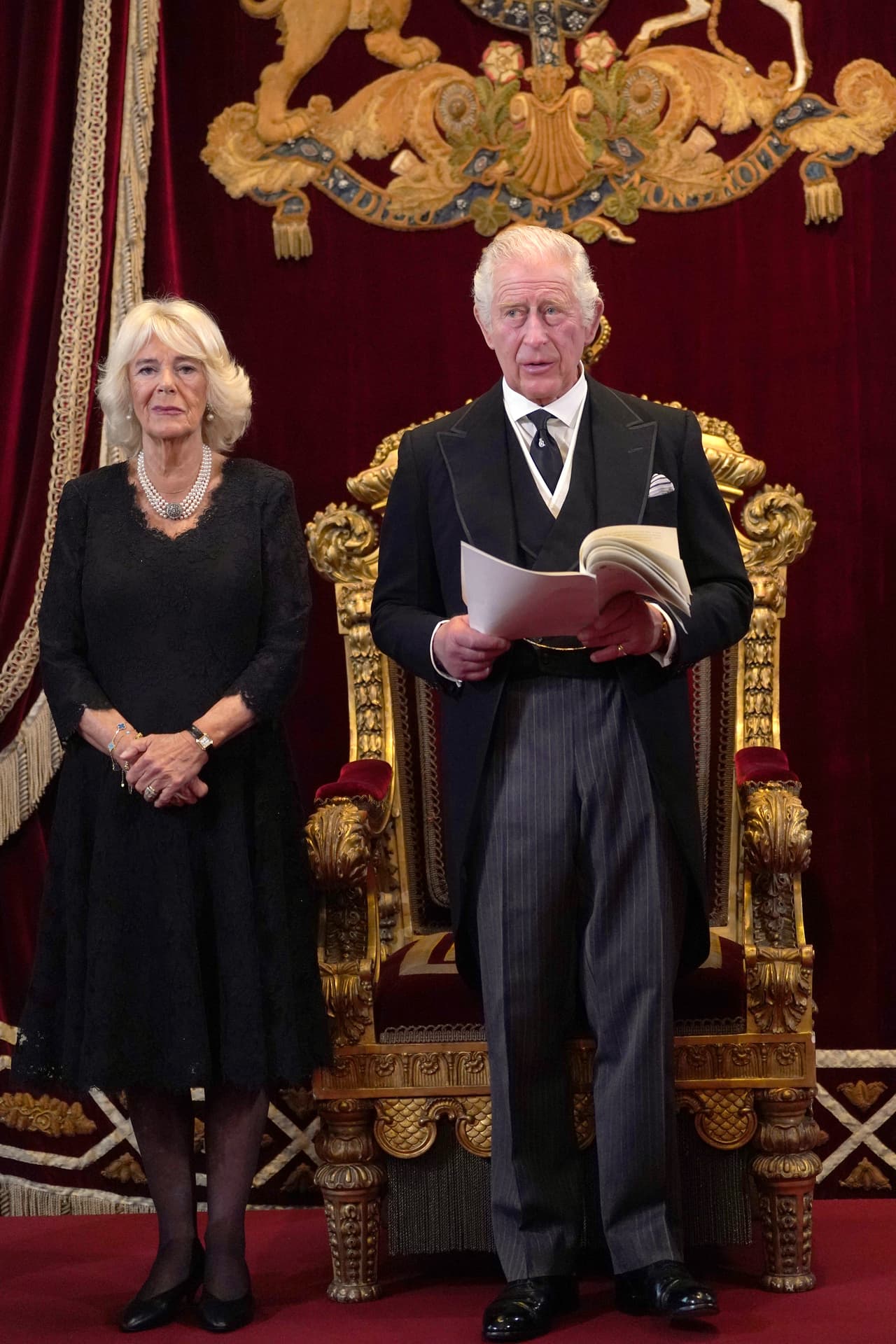 La pieza estaba confeccionada en un tejido con bordados de encaje. 
<br>