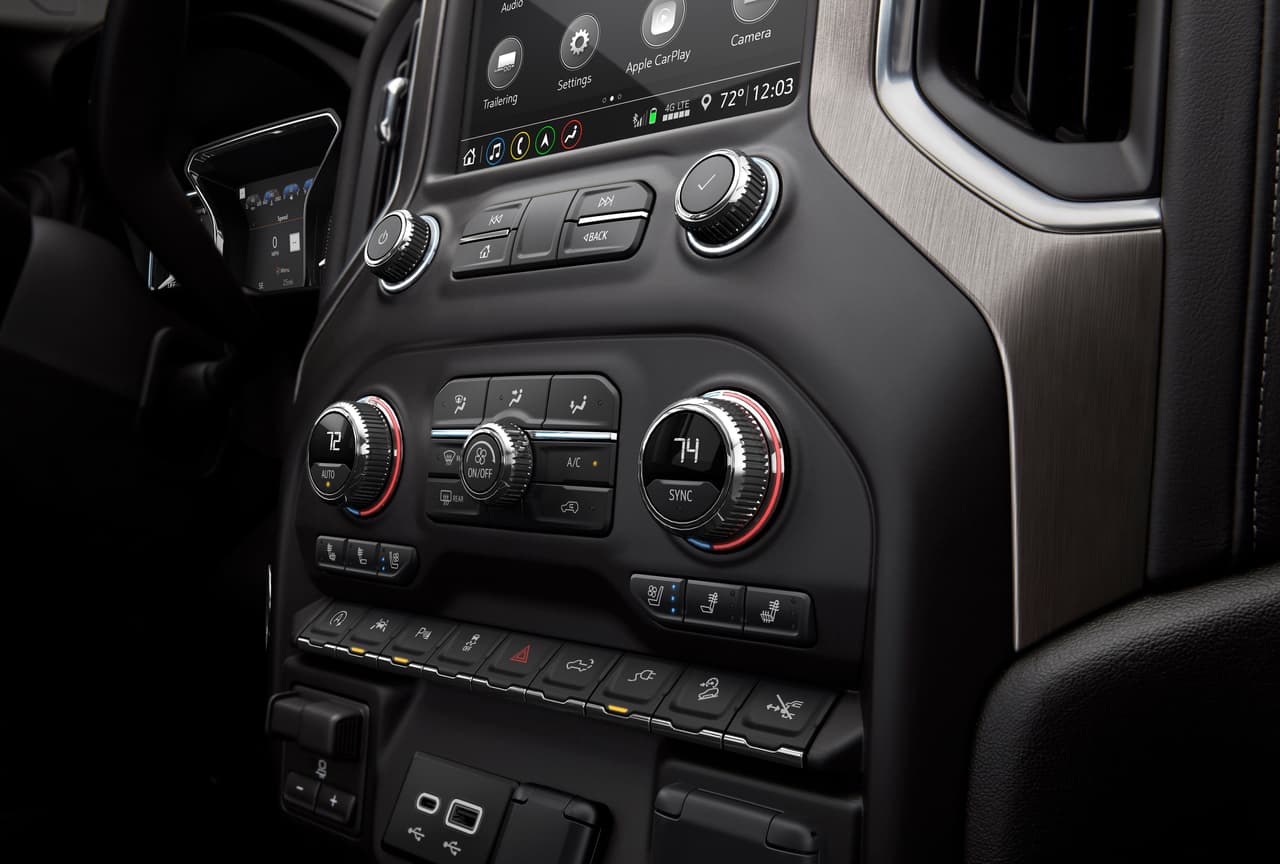 Otra de las tecnologías nuevas en esta pickup y en el segmento es 
<b>la cámara trasera incorporada en el espejo retrovisor, </b>la cual permitirá hacer acercamientos o alejamientos para ver todo lo que pasa en la zona posterior de la GMC Sierra 2019.