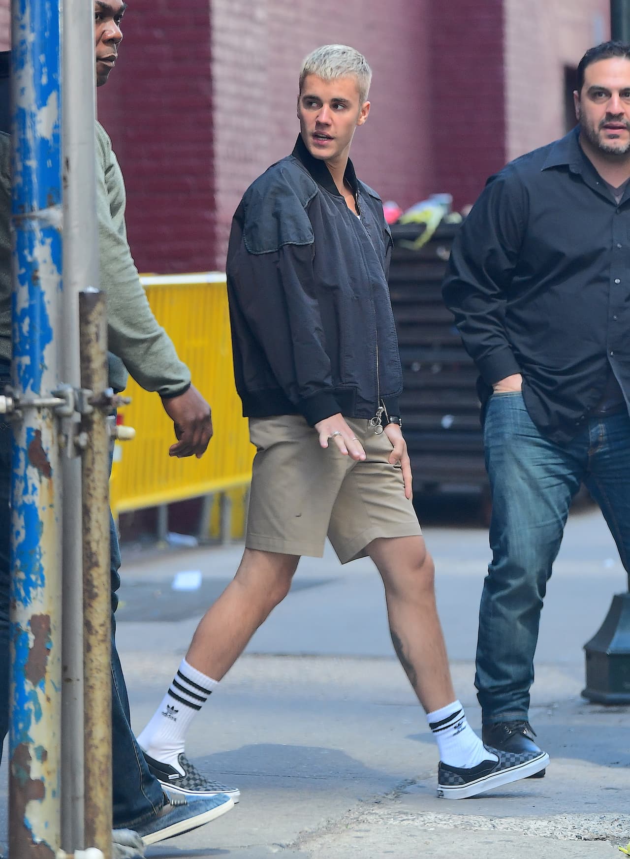 Justin Bieber, de pantalones cortos y dejando ver su tatuaje de Jesucristo en las piernas, estuvo dos horas en su servicio religioso. Al salir, abrazó y besó de manera afectuosa al Pastor Rich Wilkerson, quien ha ganado popularidad recientemente por ser amigo de Kourtney Kardashian.