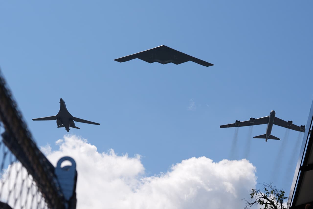 Aviones militares realizan un sobrevuelo antes de la carrera de automovilismo IndyCar Freedom 250 en Washington.