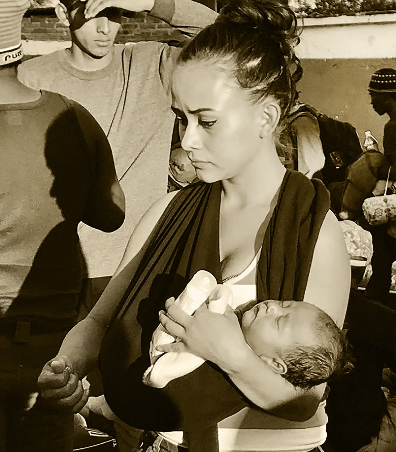 Génesis, la hondureña de 18 años que viaja en la caravana de migrantes con un bebé de dos meses en brazos 