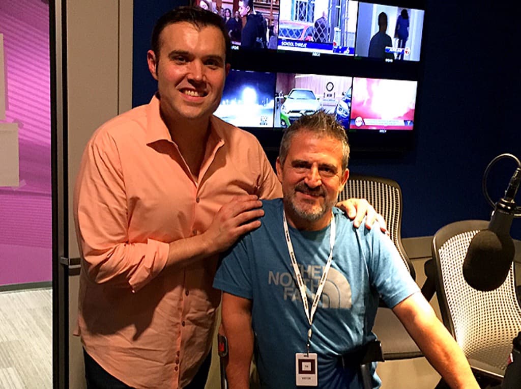 Alberto Sardiñas con Jean Maggi en el estudio de Amor 107.5