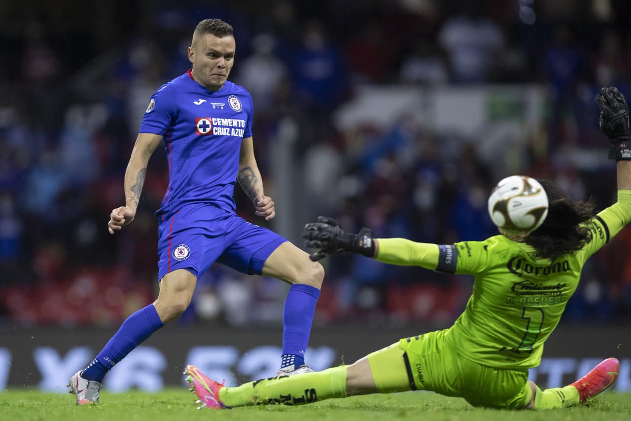 Pese a la buena salida de Acevedo, el uruguayo la envió a la red y ahora el marcador global decía 2-1.