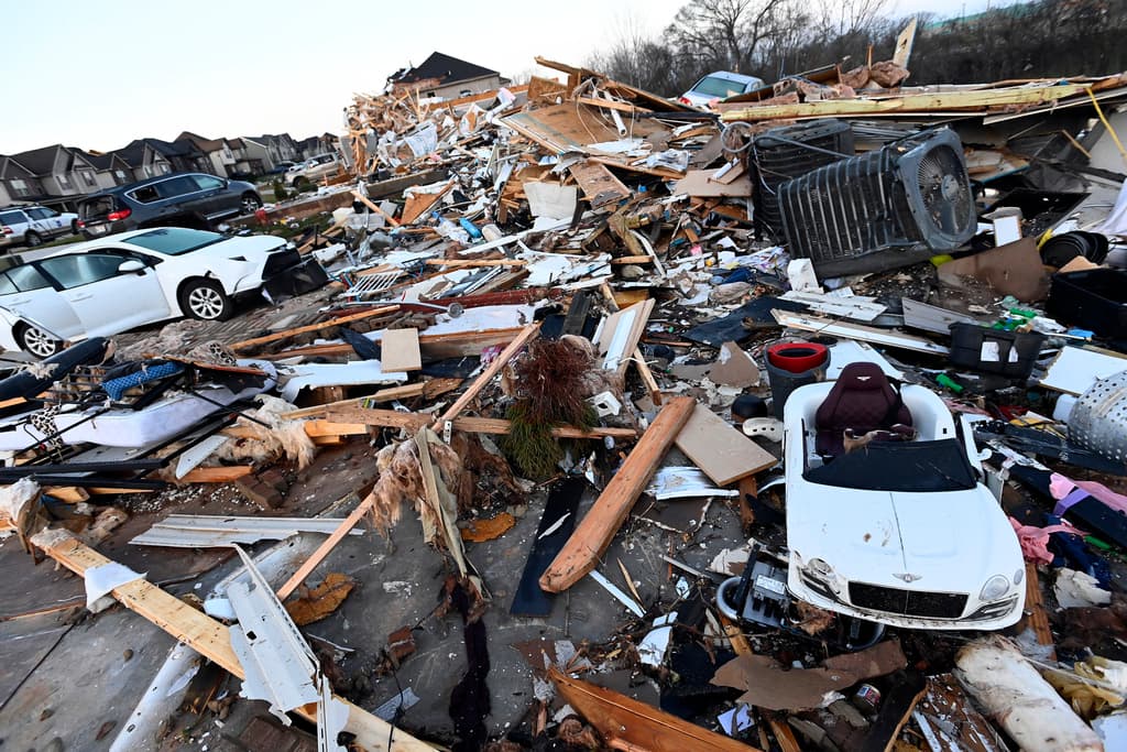 Potentes tornados dejan al menos 6 muertos en Tennessee: "La puerta se abrió de golpe y se escuchó mucho viento”