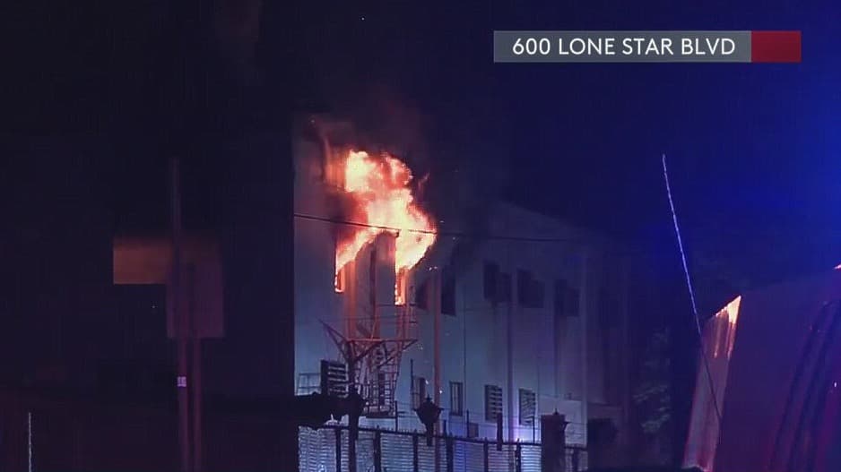 Un incendio arrasó este fin de semana con el edificio de la cervecería Lone Star. Al lugar, llegaron 40 unidades del Departamento de Bomberos de San Antonio.
