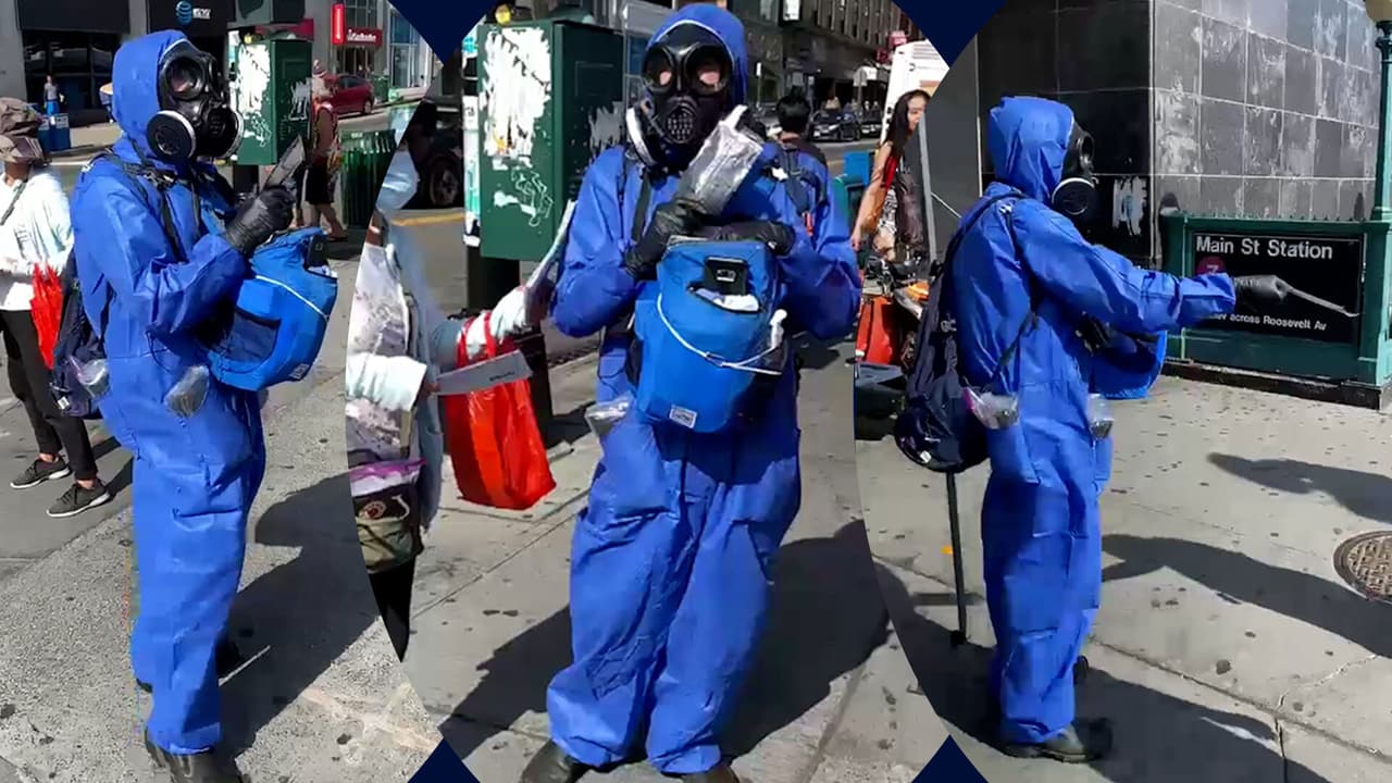 Un hombre con traje radioactivo obsequia mascarillas en Queens