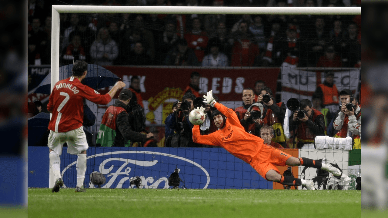 <b>¡Ronaldo lo falló!</b>
<br>El tercer tiro para los Red Devils fue el turno de Cristiano Ronaldo, pateó a la derecha del arquero, pero a media altura y ahí lo detuvo el guardameta del Chelsea.