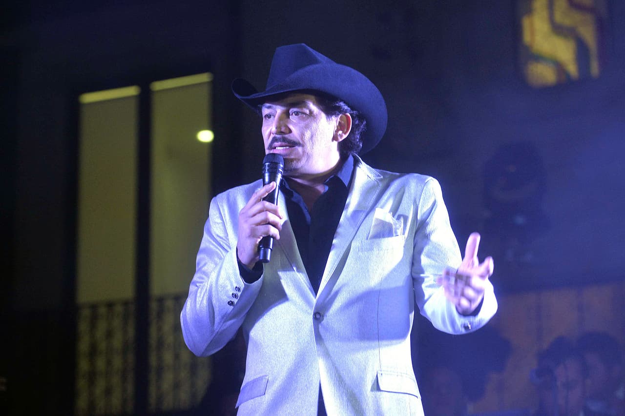 Pero el amor duró poco. Terminaron un año después. A pesar del tiempo transcurrido, el cantautor mexicano admitió que aún mantiene un gran amor hacia la intérprete de 
<b><a href="https://www.youtube.com/watch?v=dfFDtDCVwEo" target="_blank">'Bandido'</a></b>. 
<br>